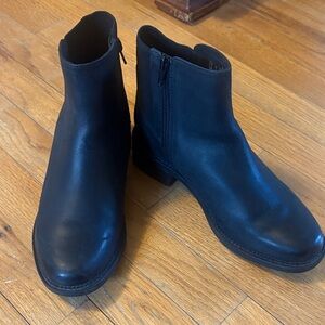 Clarks Black Ankle Boots with Side Zip/Size 7 1/2M